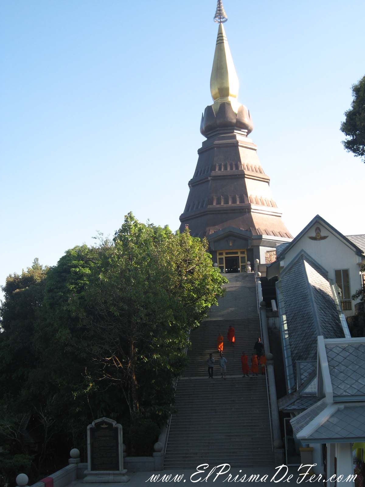 Monjes entrando a la Pagoda