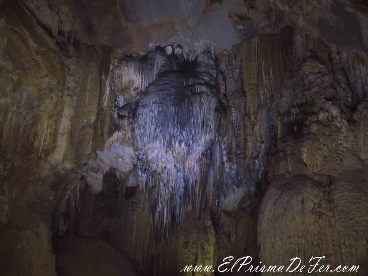 Estalactitas dentro de Paradise Cave