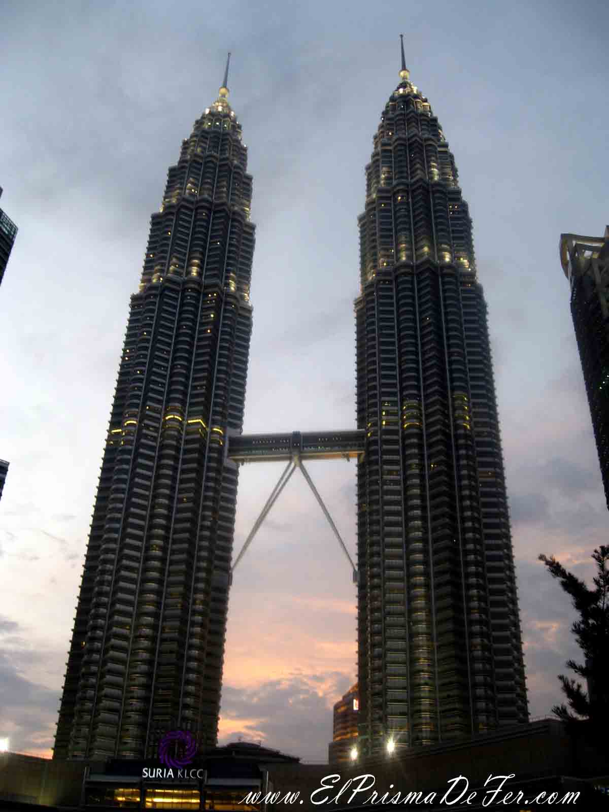 Bellas Torres Petronas al anochecer