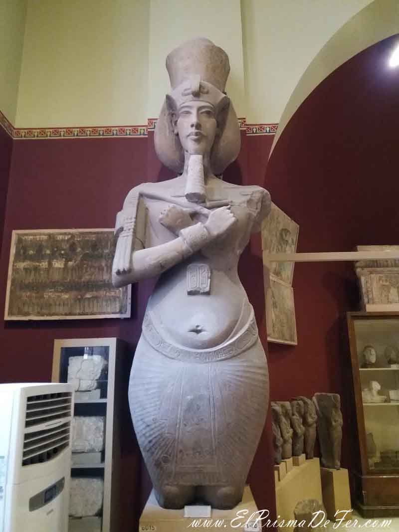 Estatua atípica de un Faraón