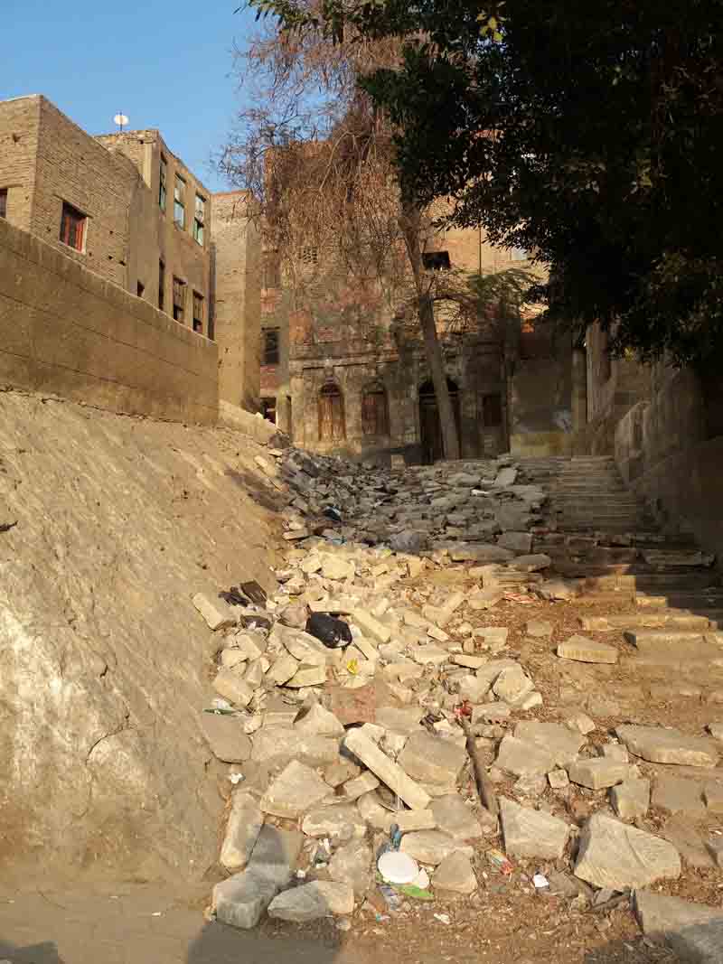 Ejemplo de veredas rotas y sucias de El Cairo