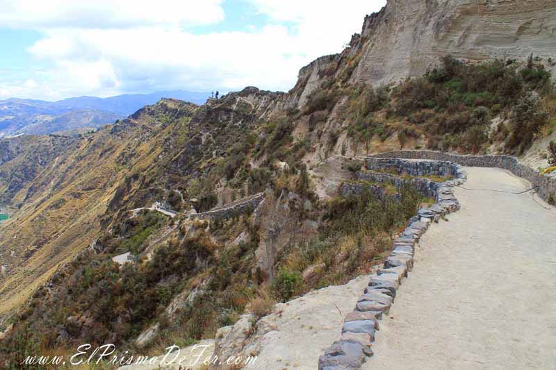 Camino para descender al interior del crater de Quilotoa