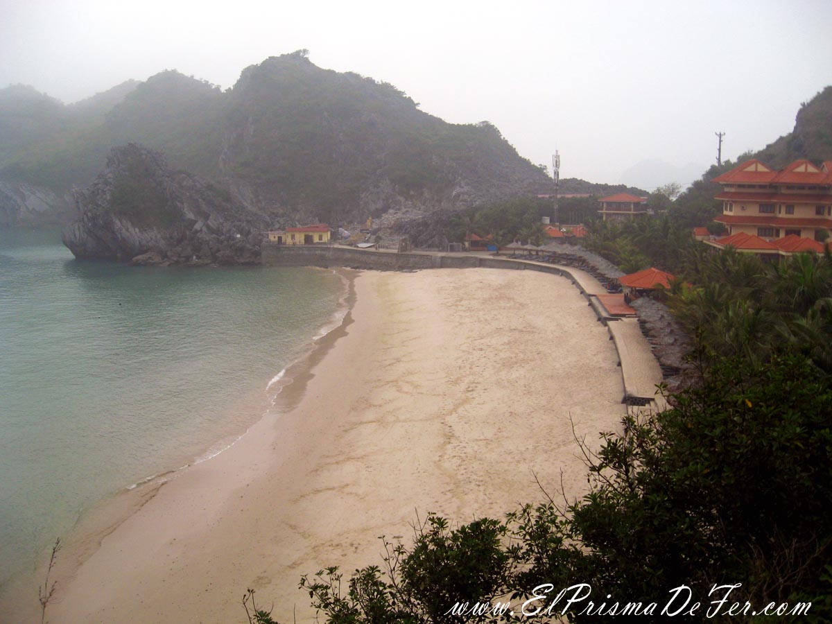 Playas al norte de Cat Ba (el día no acompaño)