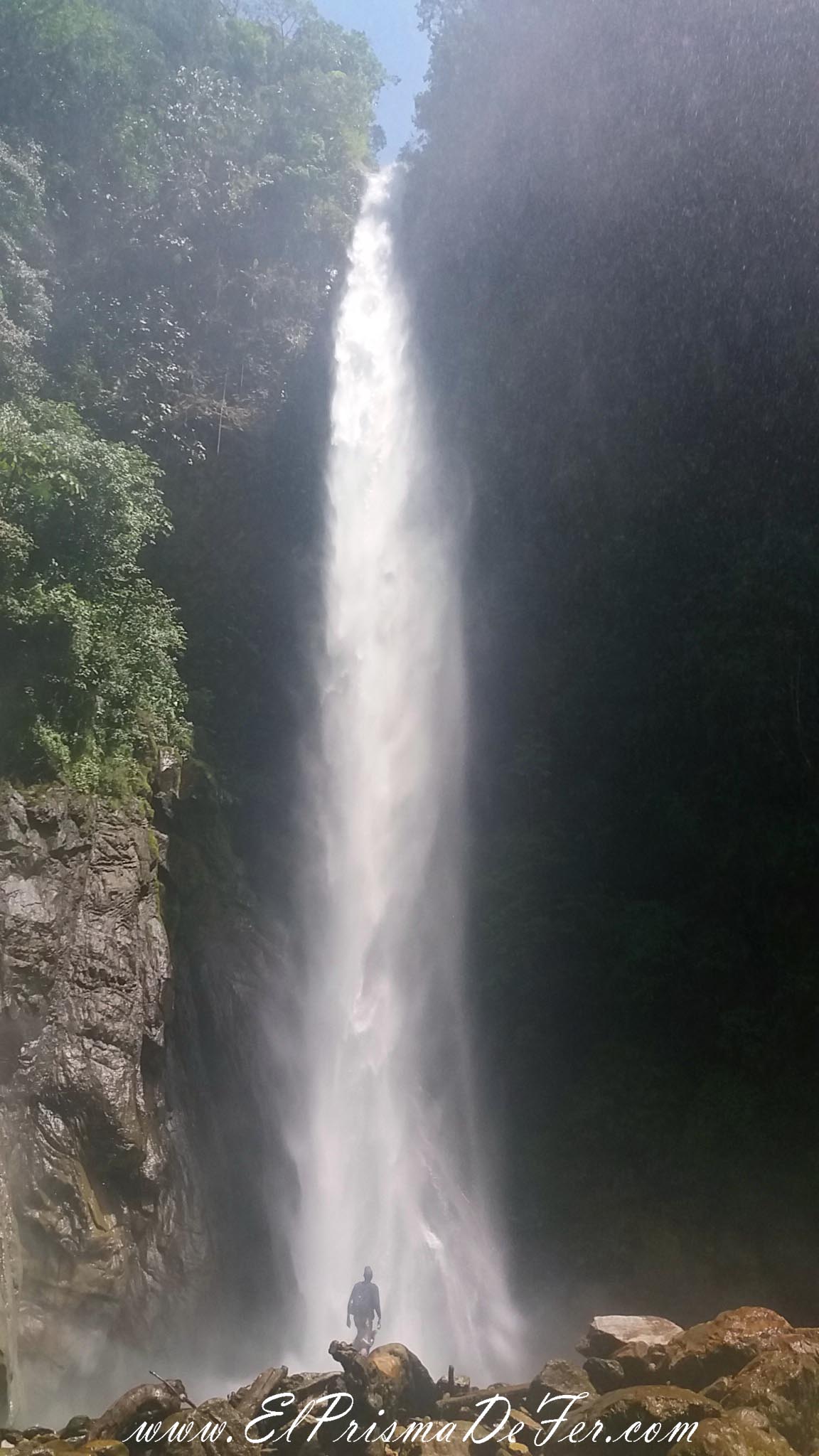 Mirando de cerca la Cascada Machay