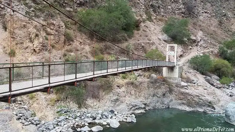 Puente que cruza el Río Colca
