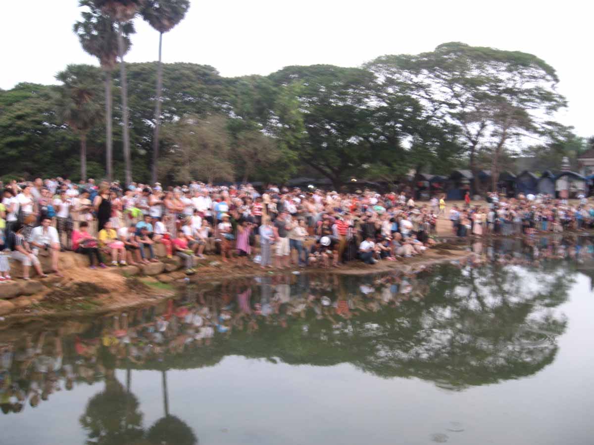 Multitud esperando el amanecer