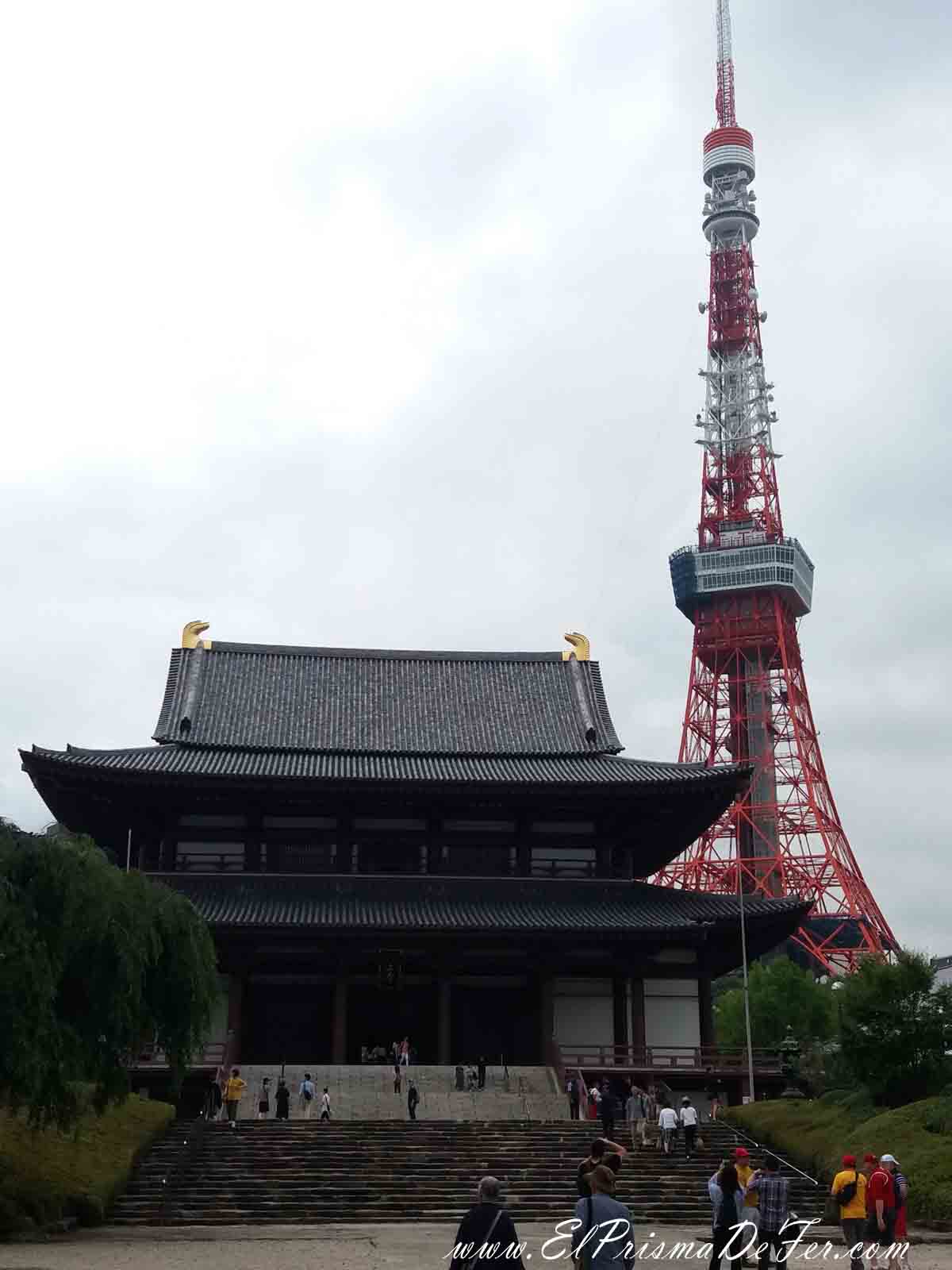 Contrastes entre la Torre de Tokyo y el templo
