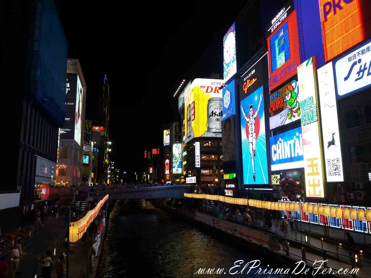 Dotonbori de noche con las luces de neón