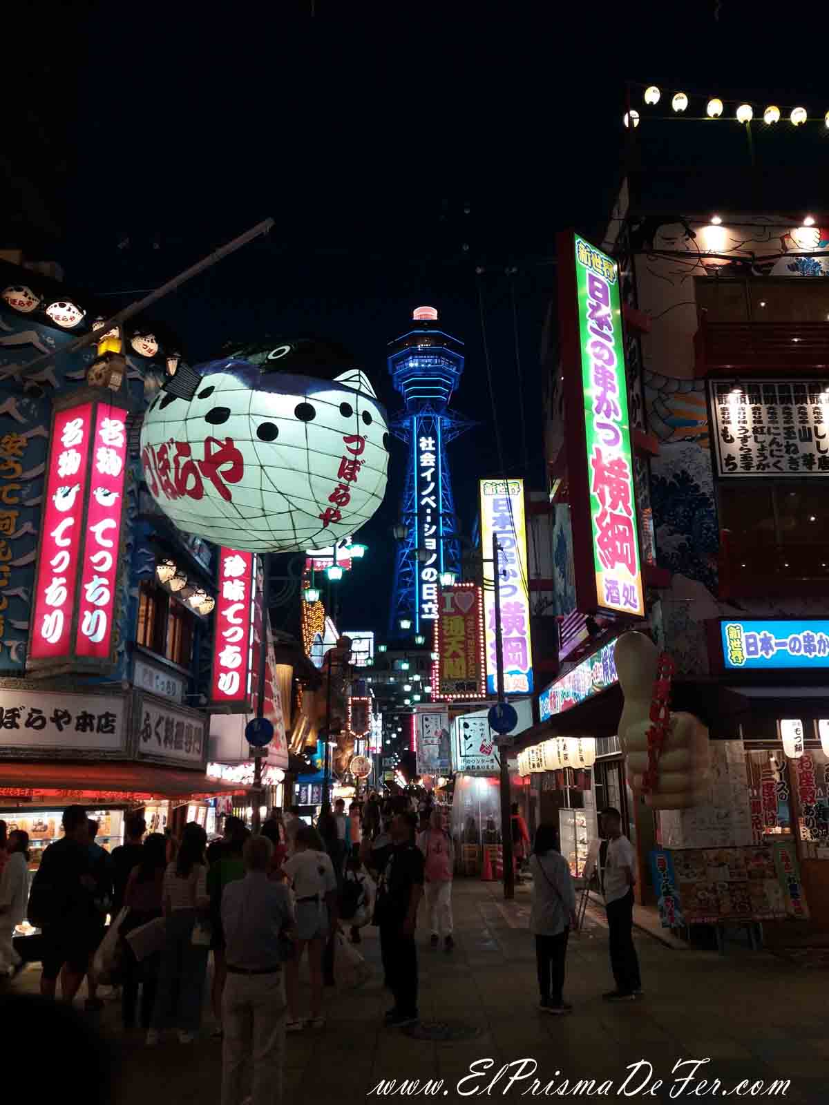 Shinsekai con la torre de fondo de noche