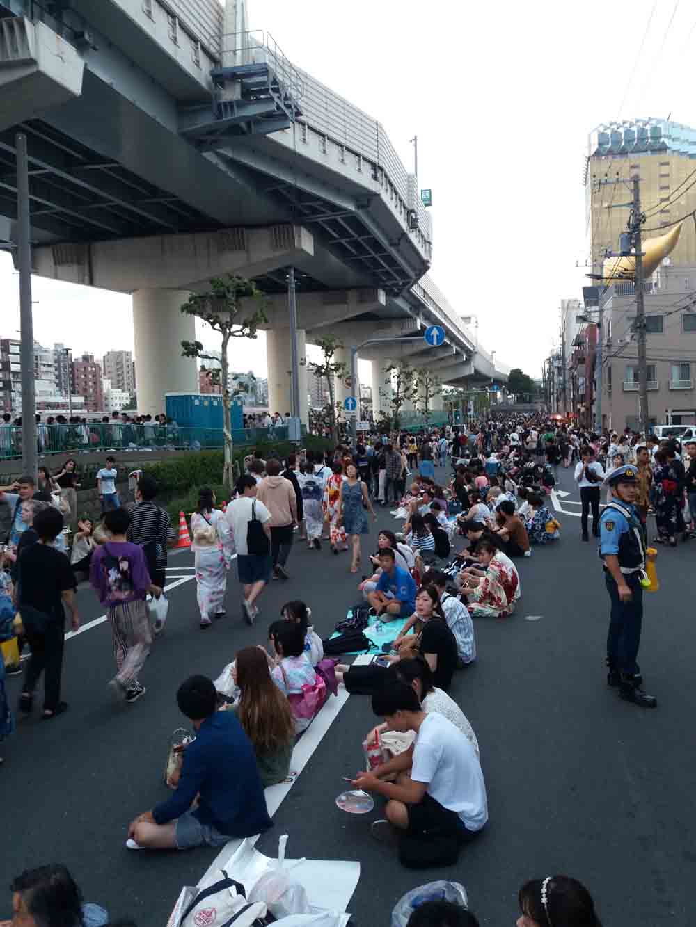 Gente esperando por Festival de Fuegos Artificiales de Sumidagawa 
