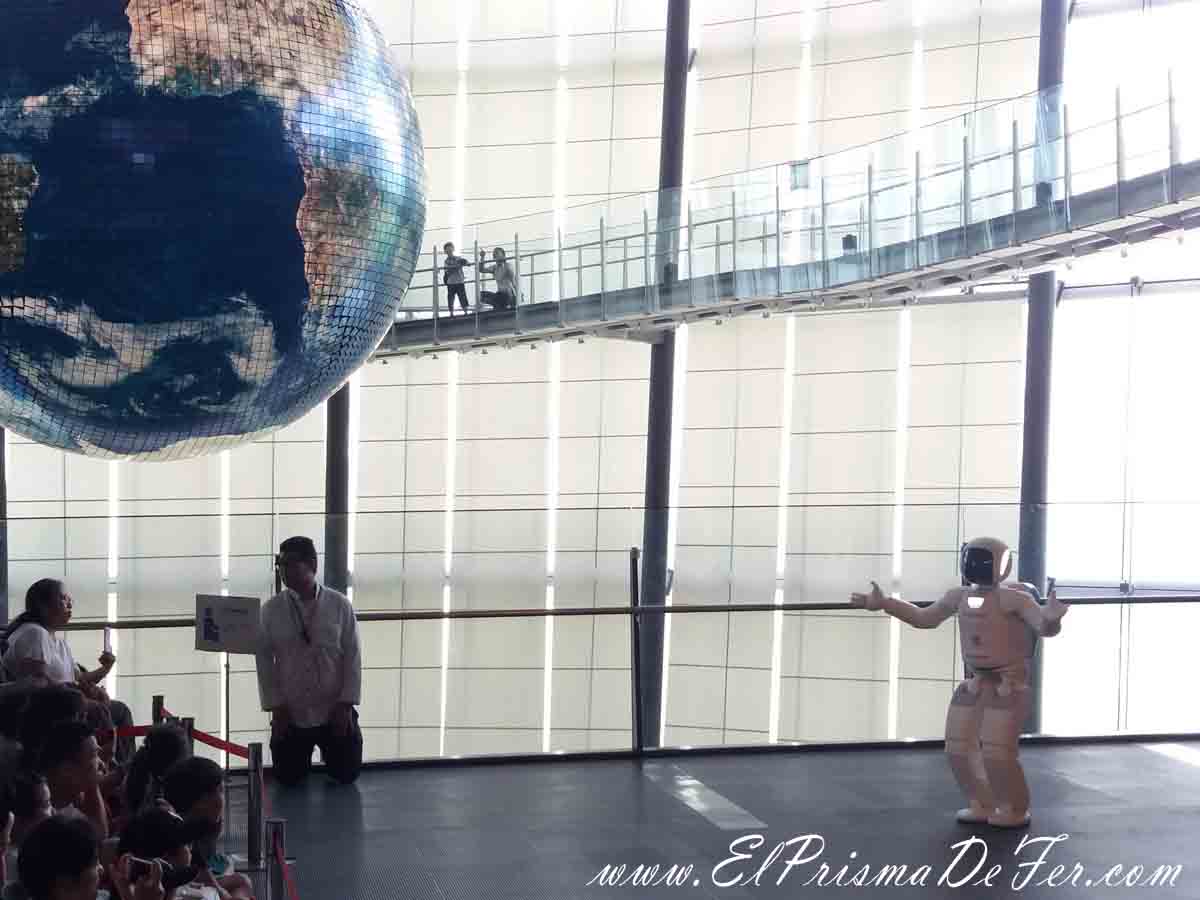 Robot Asimo en el Museo Nacional de Ciencias e Innovación 