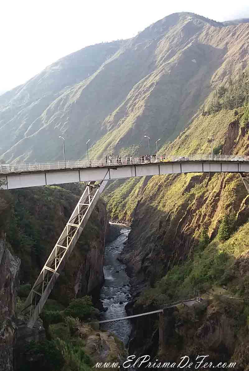 Puente en la ciudad de Baños donde hacen salto al vacío