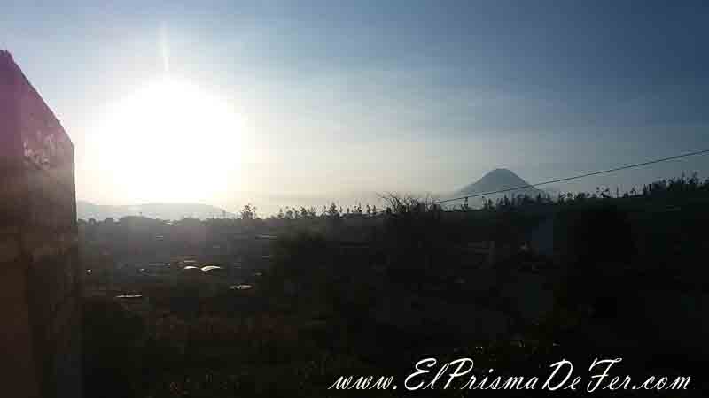Vista del Volcán Tungurahua desde el bus en Ambato