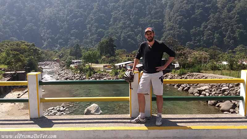 Cruzando un puente en Baños