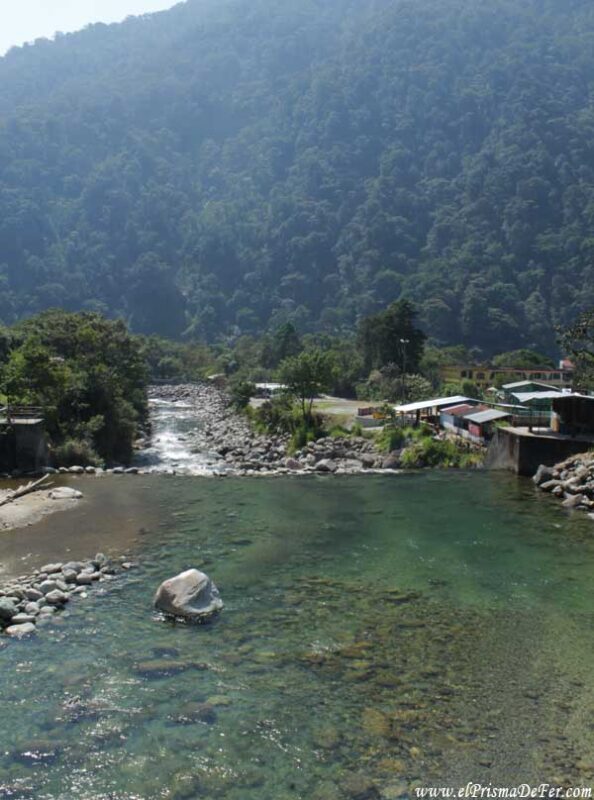 Se cruzan ríos de agua cristalina en la ruta de las Cascadas