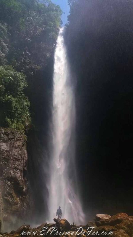 Mirando de cerca la Cascada Machay