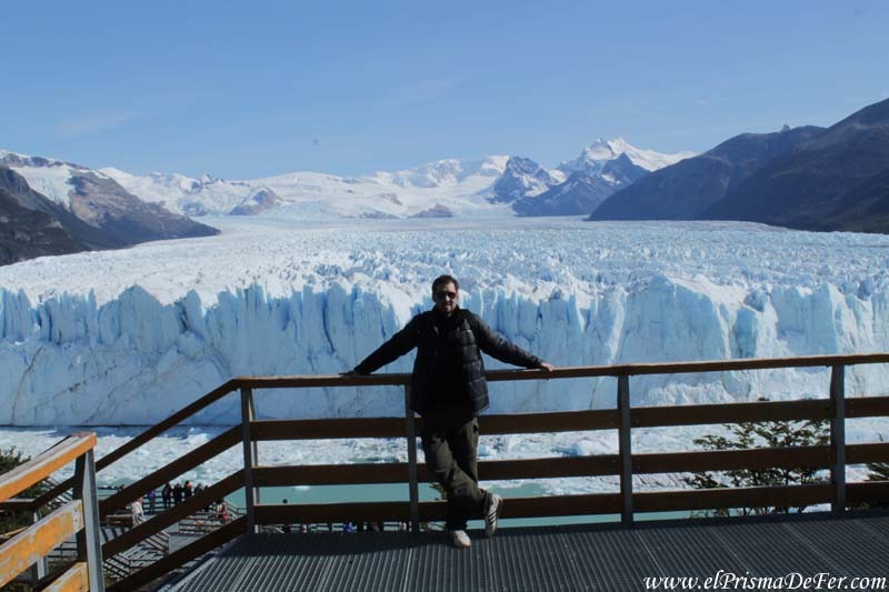 Posando con el glaciar de fondo