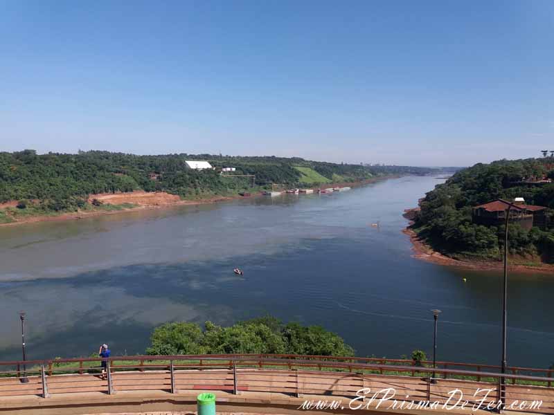 A la izquierda se ve Paraguay y el Río Parana. A la derecha se ve Brasil y el Río Iguazú