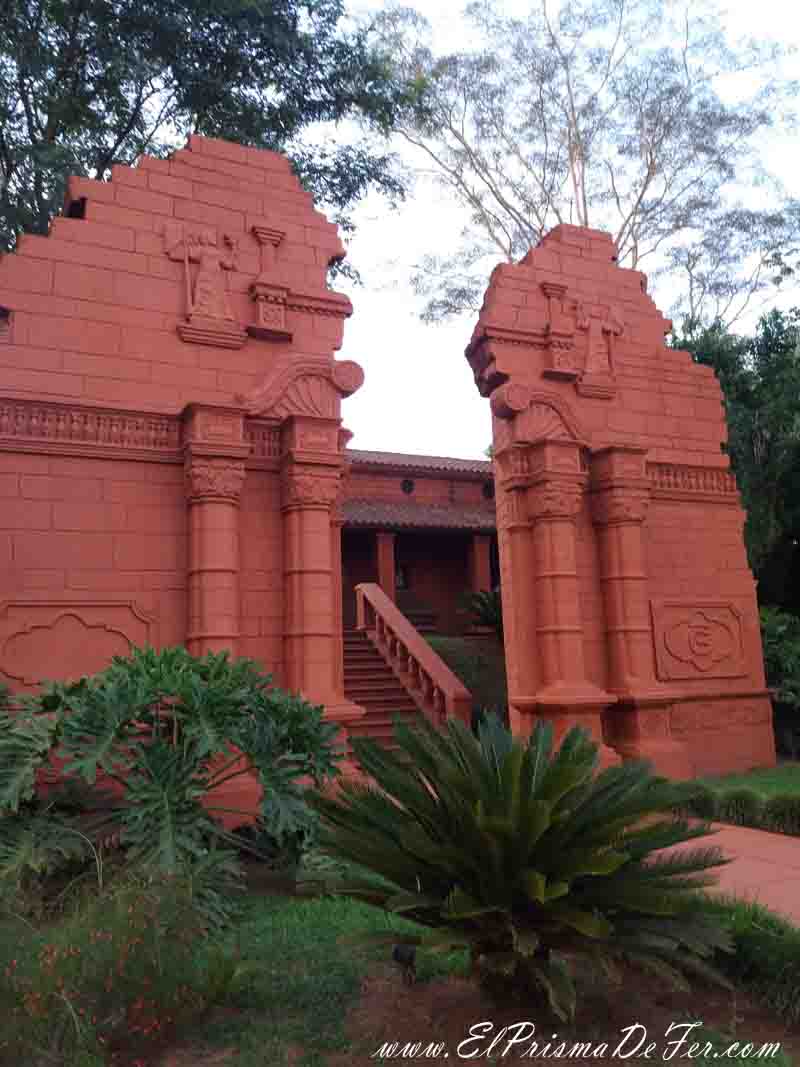 La entrada del Hotel Guamini es similar a las Ruinas de Ignacio