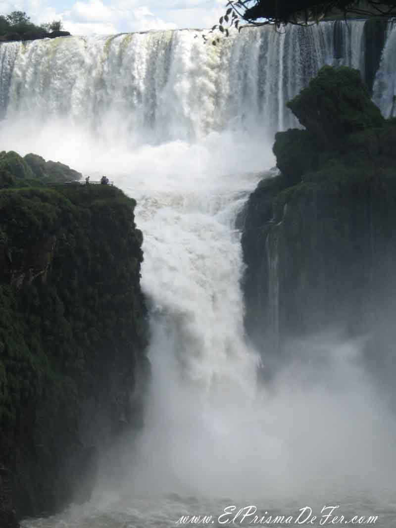 Justo antes que el bote se meta debajo del salto