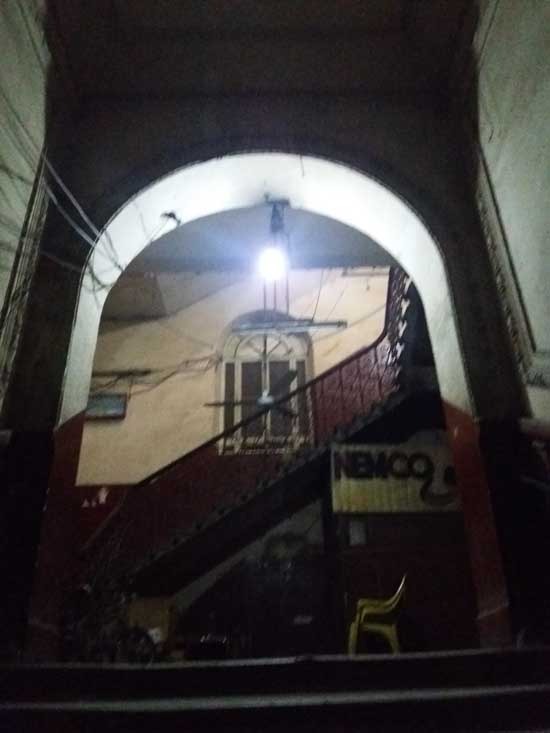 Entrada al edificio donde está el Hotel. Da miedo, pero el hotel está bien.