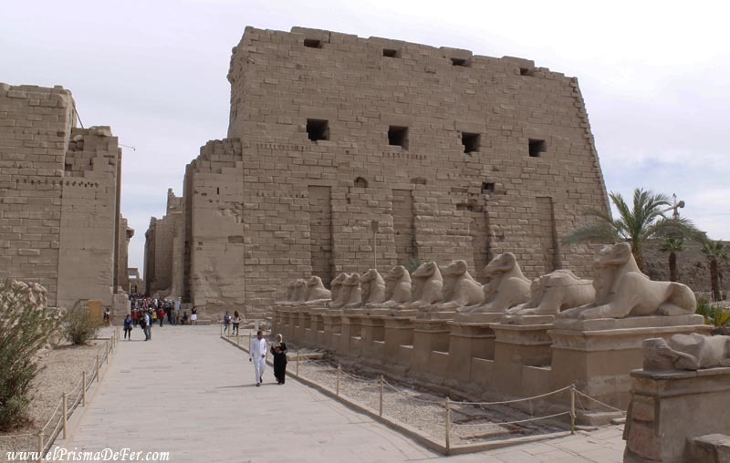 Entrada al Templo de Karnak con las esfinges con cabeza de carnero