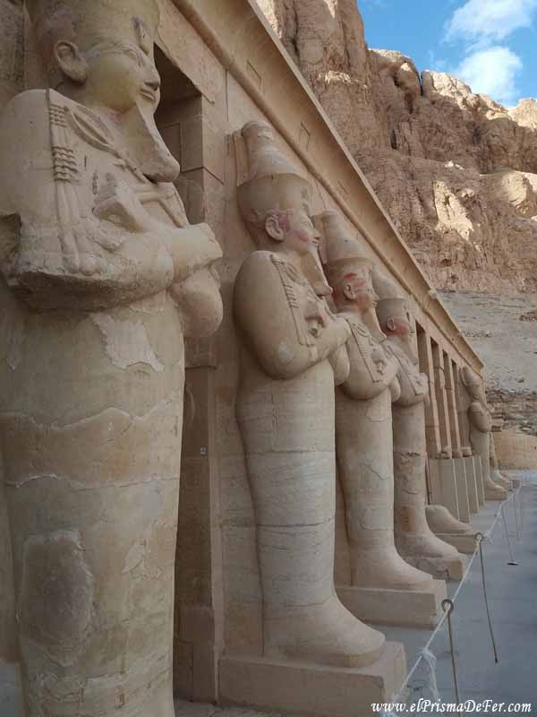 Estatuas dentro del Templo Hatshepsut