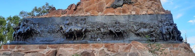 La cara oeste del Monumento, la partida del Ejército de los Andes hacia Chile