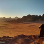 Mirando el atardecer de Wadi Rum