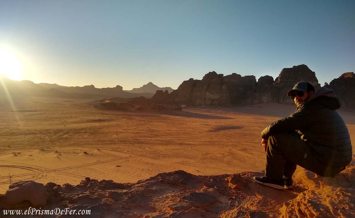 Mirando el atardecer de Wadi Rum