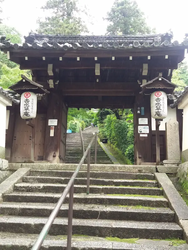 Escaleras dentro del Parque Maruyama en Kioto