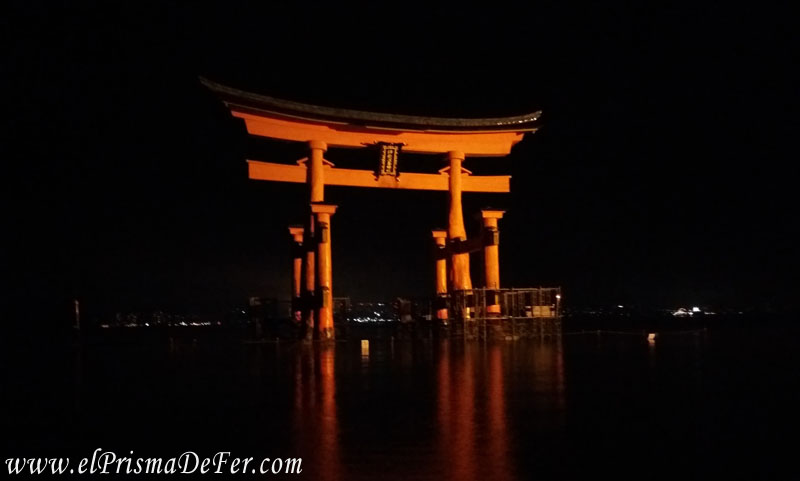 Vista nocturna al gran Torii flotante en Miyajima