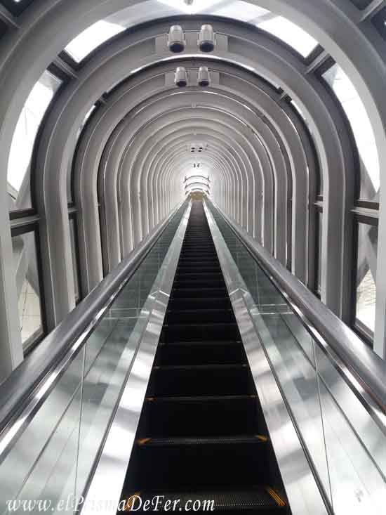 Escaleras dentro del Umeda Sky Building