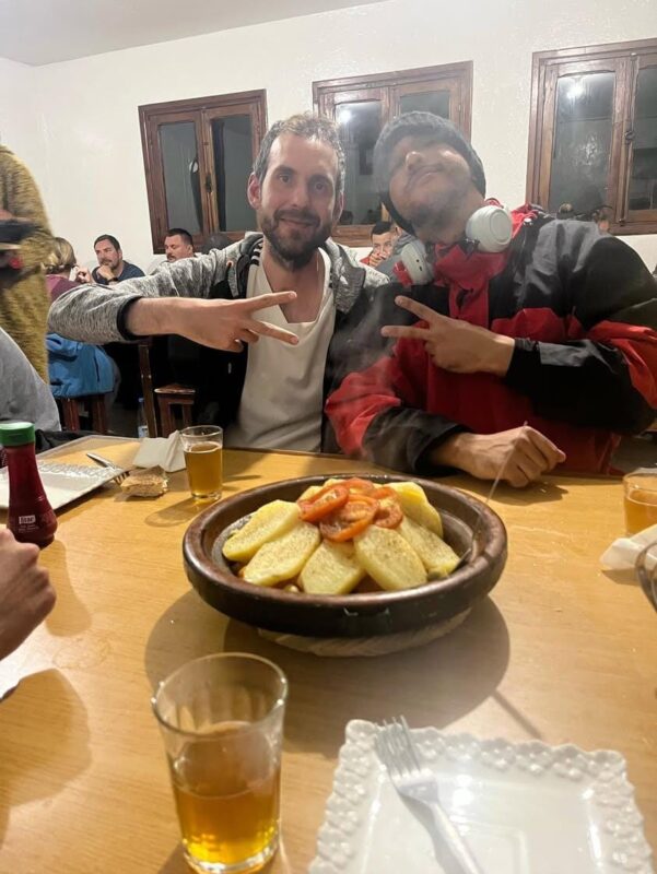 Cenando en el Refugio Alpino con un colega marroquí