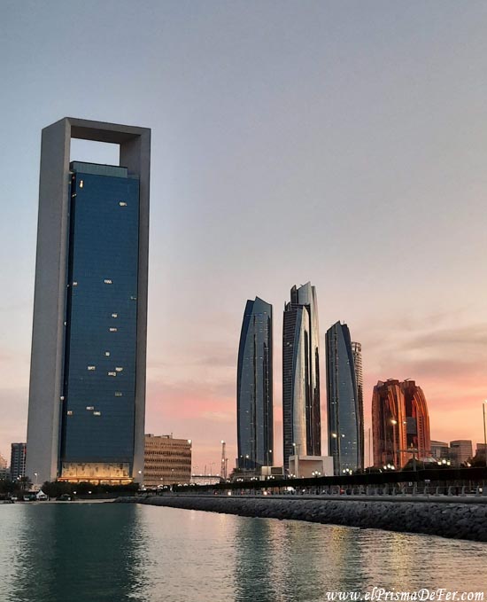Vista del skyline de Abu Dhabi al atardecer