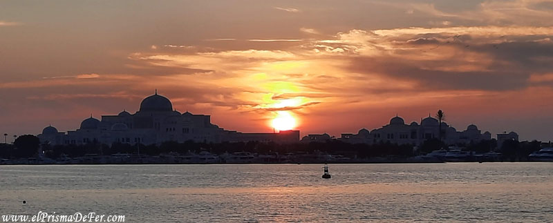 Atardecer en Abu Dhabi y de fondo el Palacio Presidencial Qasr Al Watan