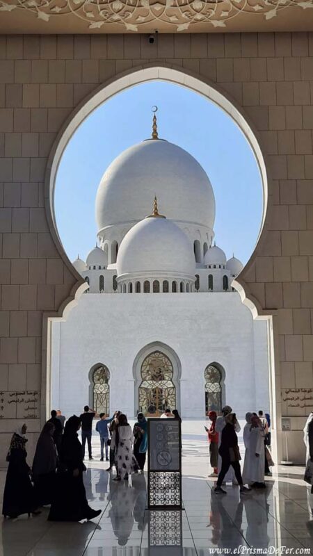 Entrada a la Gran Mezquita Blanca