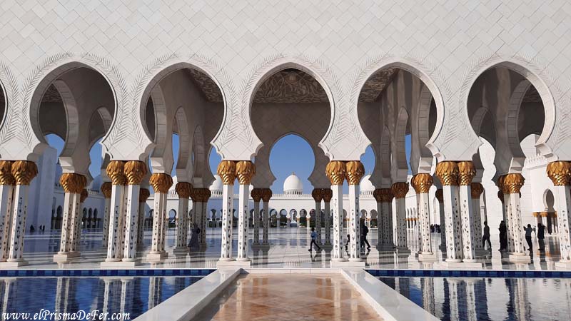 Simetría perfecta de la Gran Mezquita blanca de Abu Dhabi