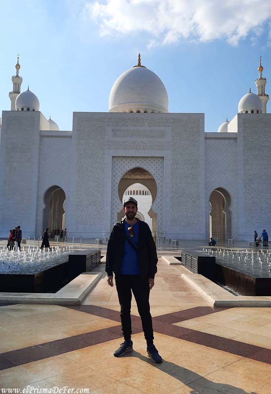 Parado frente a la Mezquita blanca