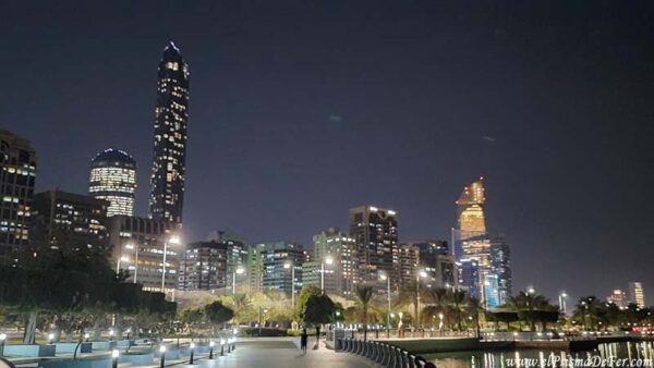 Corniche de Abu Dhabi al anochecer