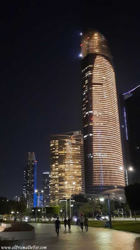 Corniche de Abu Dhabi con edificios iluminados