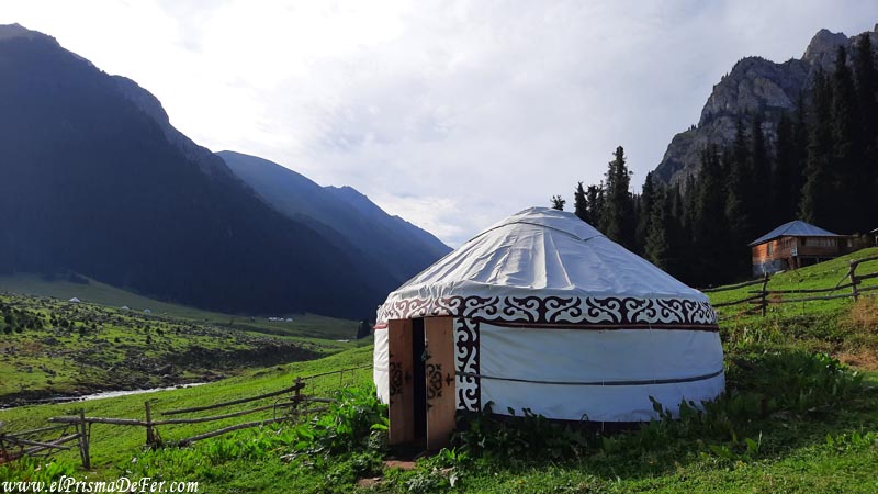 Yurta en las montañas Tian Shan, Kirguistán