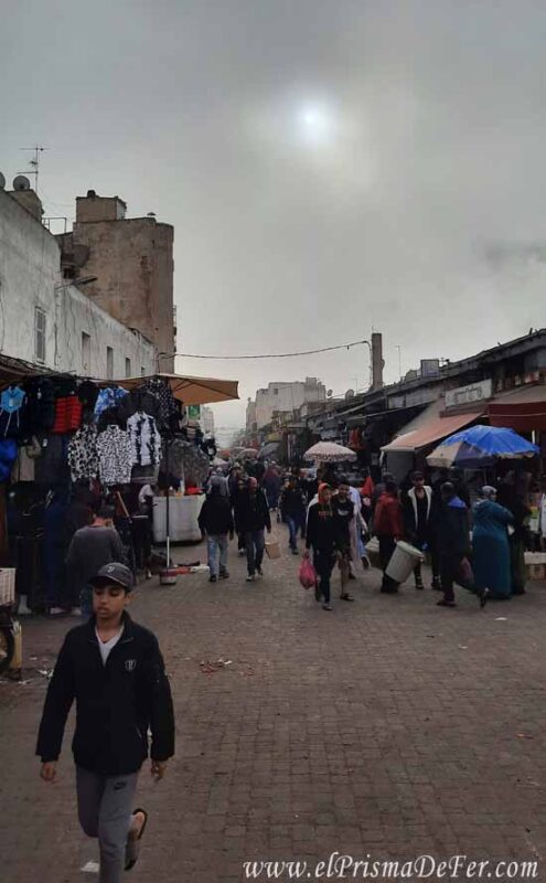 Mercado local en las afueras de la Medina