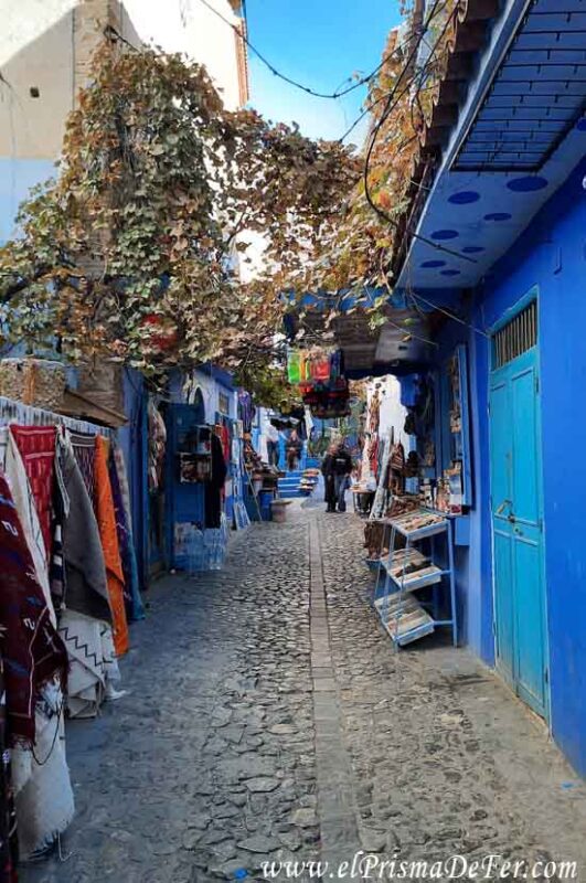 Locales en la calle de Chefchaouen