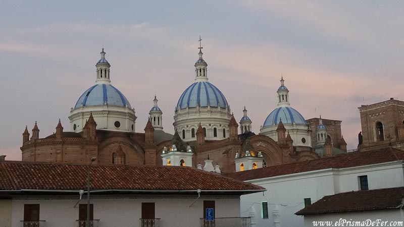 Cúpulas en la ciudad de Cuenca, Ecuador