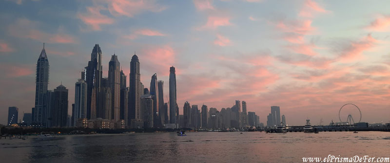 Vista a Marina Dubai desde Palm West Beach en el Barrio Palm Jumeraiah