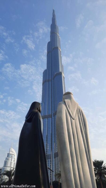 Monumento frente al Burj Khalifa