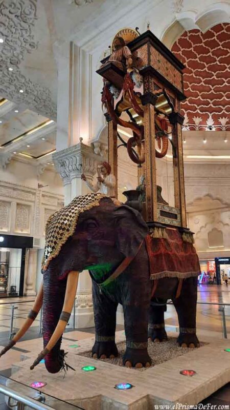 Elefante de India dentro del Mall Ibn Battuta de Dubai