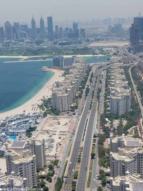Vistas de la autopista desde el mirador "The View at The Palm"