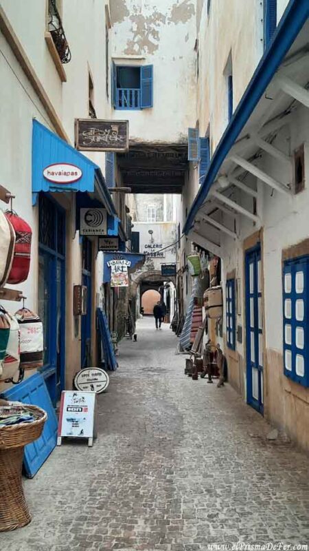 Típicas calles azuladas en la medina de Essaouira